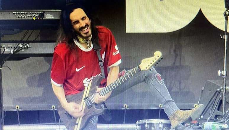 Nuno Bittencourt durante a apresentação na homenagem a Ozzy e ao Black Sabbath. Com a camisa 20 do Liverpool, de Jota.