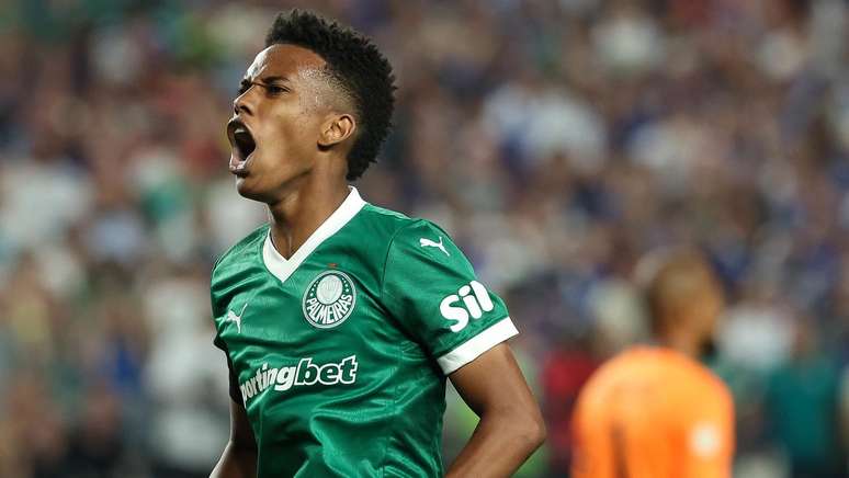 Est&ecirc;v&atilde;o na comemora&ccedil;&atilde;o do gol no Mundial de Clubes da FIFA, contra o Chelsea. 