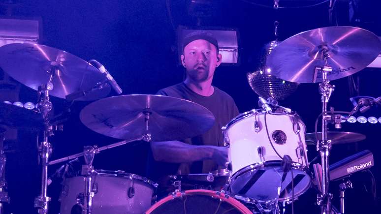 Isaac Carpenter, novo baterista do Guns N’ Roses, tocando com o Awolnation em março de 2025 -
