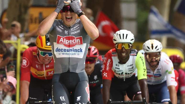 O belga Jasper Philipsen é o vencedor do primeiro dia do Tour de France.