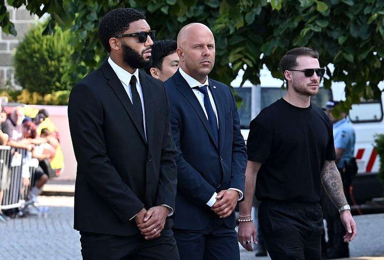 El entrenador del Liverpool, Arne Slot (centro), estuvo entre un gran contingente de jugadores del Liverpool que asistieron a la ceremonia.