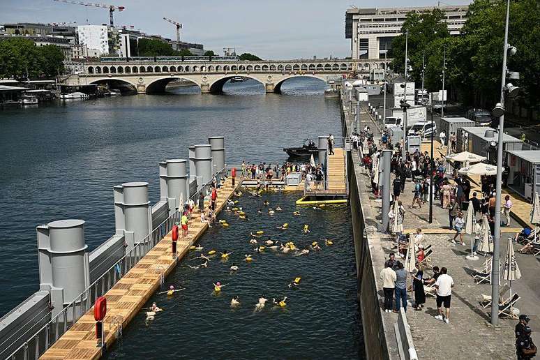 Pessoas nadam no local de banho seguro de Bercy, no rio Sena, em seu dia de abertura, em Paris, em 5 de julho de 2025.