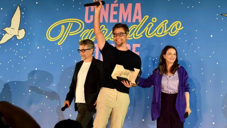 Wagner Moura recebe o prêmio de melhor ator das mãos de Juliette Binoche, em evento no Museu do Louvre, em Paris, em 6 de julho de 2025.