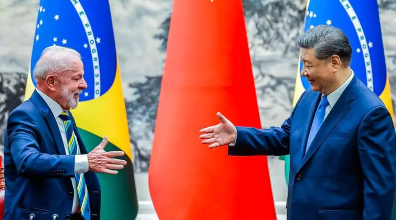 Lula e Xi Jinping durante encontro em Pequim, em maio deste ano. O l&iacute;der chin&ecirc;s n&atilde;o participar&aacute; da c&uacute;pula dos Brics, no Rio. Ser&aacute; a primeira vez que ele falta a uma c&uacute;pula do bloco desde que assumiu o poder, em 2013