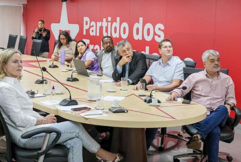 O senador Humberto Costa (à direita) foi escolhido para assumir a presidência interina do PT até o PED 2025 (Processo de Eleição Direta).