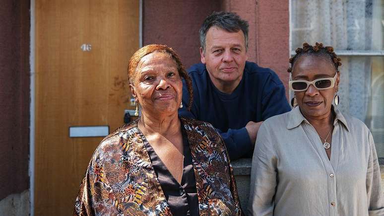 Os vizinhos de Charles Haxton, Delorie, Roye e Sharon (da esquerda para a direita), alertaram a polícia sobre acontecimentos estranhos na casa de seu falecido vizinho