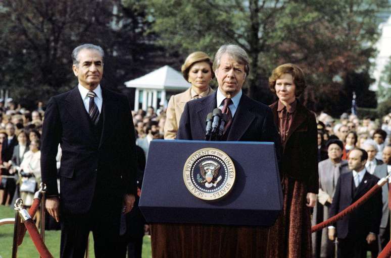 O então presidente dos Estados Unidos, Jimmy Carter, dando boas-vindas ao xá, na Casa Branca, em 1977