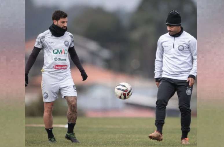 Alex é o treinador do Operário. Enfim, espera ter arrumado o time para a reação na Série B. 