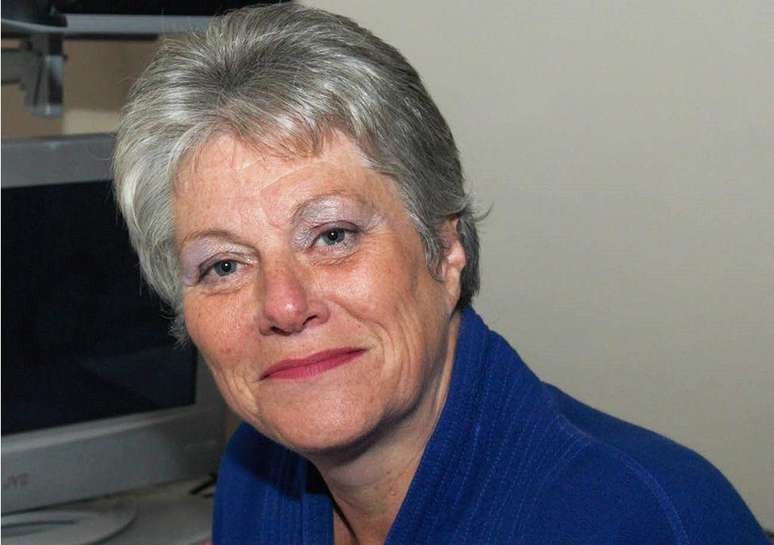 A especialista em caligrafia Christina Strang diz que parece que uma pessoa assinou todos os testamentos