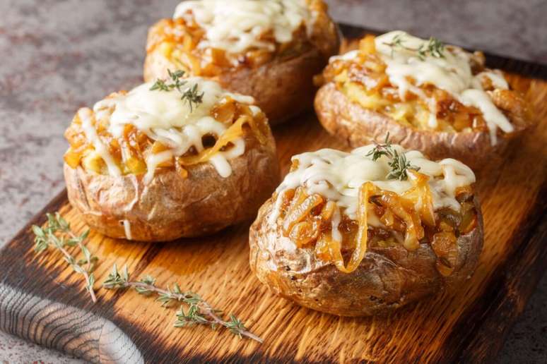 Batata recheada com cebola caramelizada e queijo 