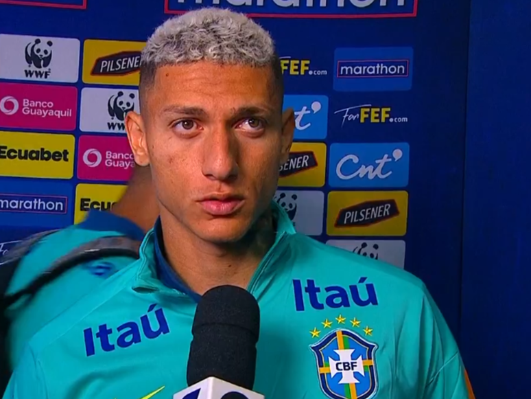 Richarlison concede entrevista após Brasil x Equador, pelas Eliminatórias da Copa do Mundo (Foto: Reprodução/GE)