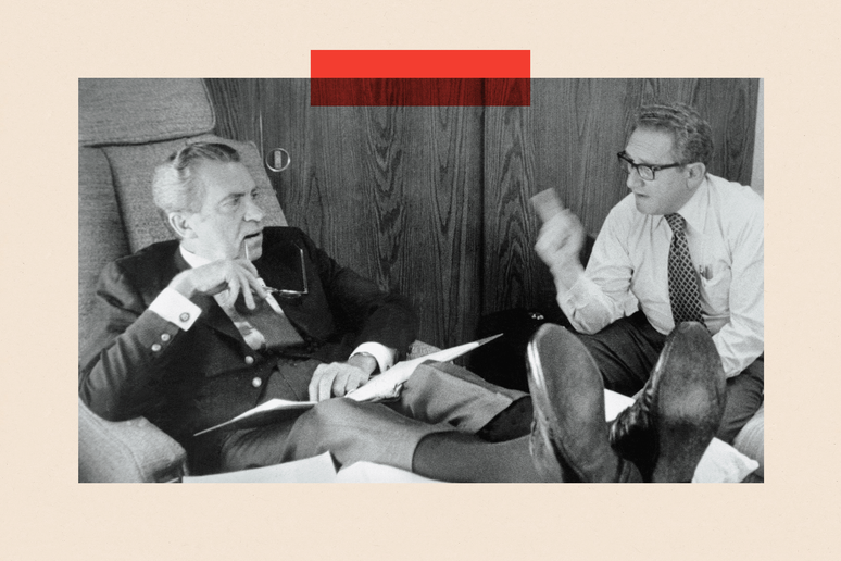 A teoria do louco tem sido associada à política externa de Richard Nixon, visto aqui conversando com Henry Kissinger