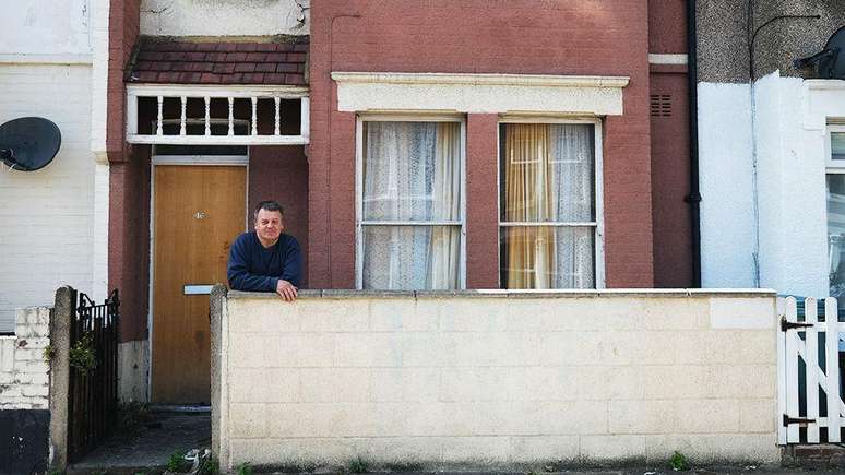 Roye Chapman em frente à casa de seu falecido vizinho, Charles Haxton