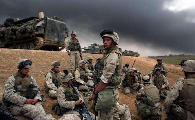 A1ª Divisão de Fuzileiros Navais se preparando para se posicionar nas proximidades de Bagdá, em abril de 2003