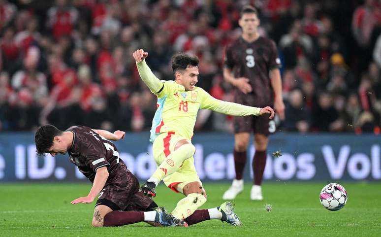 Zuboimendi (de amarelo) &eacute; destaque da Sele&ccedil;&atilde;o espanhola.