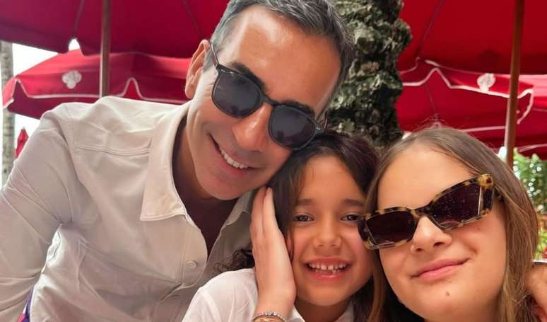 César Tralli aposta em look despojado com shortinho em férias com Rafa Justus e pernas torneadas do jornalista roubam a cena.