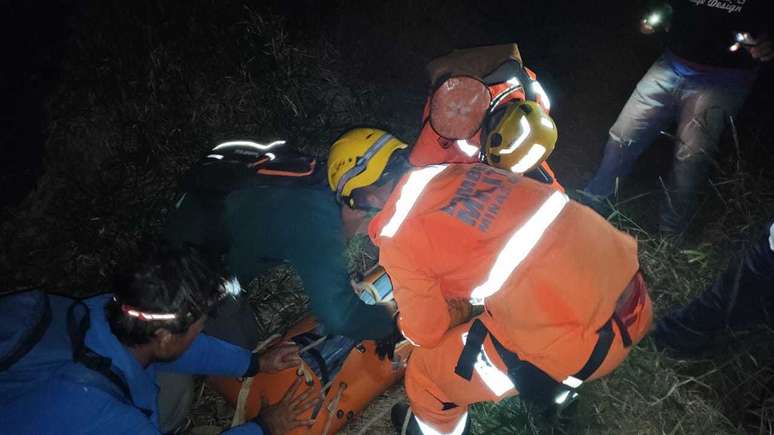 Bombeiros retiram corpo de praticante de rapel de região de mata