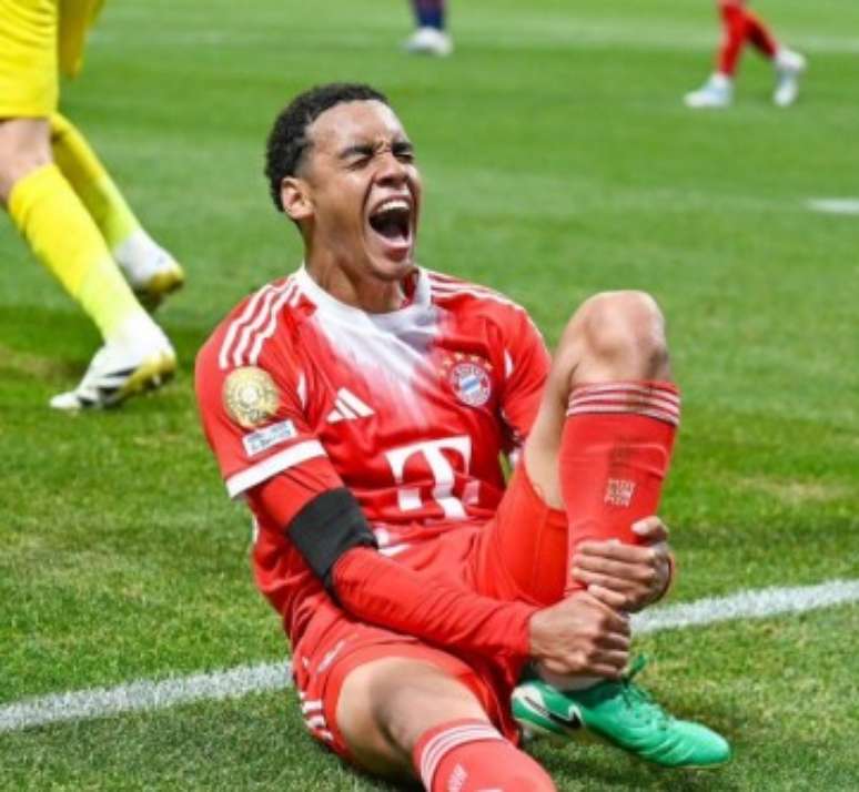 Musiala após sofrer uma grave lesão durante partida contra o PSG no domingo, 5