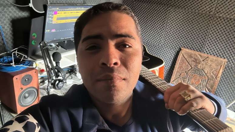 MC Pet construiu estúdio caseiro. Ele se recolheu após a morte do irmão, mas nunca parou.