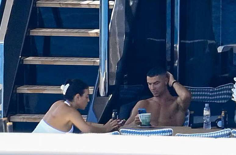 CR7 e Georgina conversam na parte externa de iate &ndash;