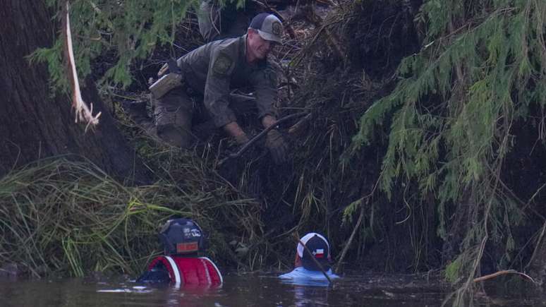 Equipes de resgate mantêm buscas no Texas após enchentes que deixaram pelo menos 80 mortos