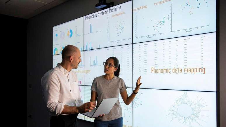 Topol acredita que estamos em um momento muito favorável, em parte graças à capacidade da inteligência artificial de processar dados. Seus grandes modelos podem ajudar a detectar riscos e prevenir doenças em um paciente