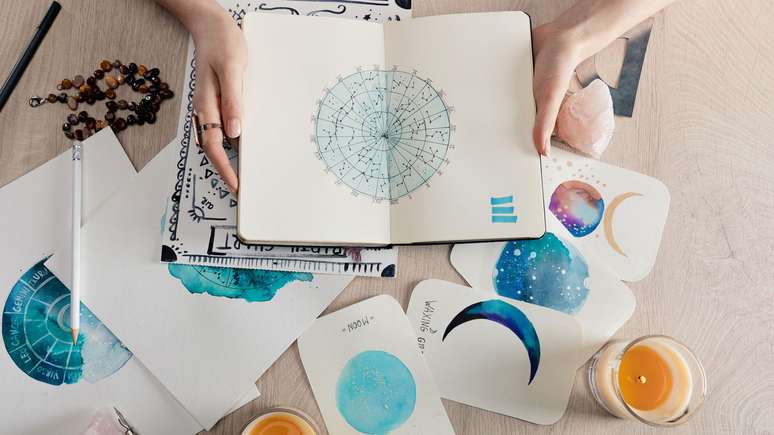 Descubra como a astrologia pode guiar rituais personalizados para fortalecer sua aura e proteger sua energia de influ&ecirc;ncias externas