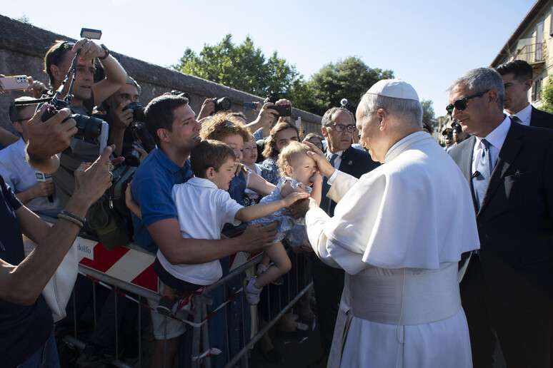 Papa Le&atilde;o XIV cumprimenta fi&eacute;is ao chegar a Castel Gandolfo