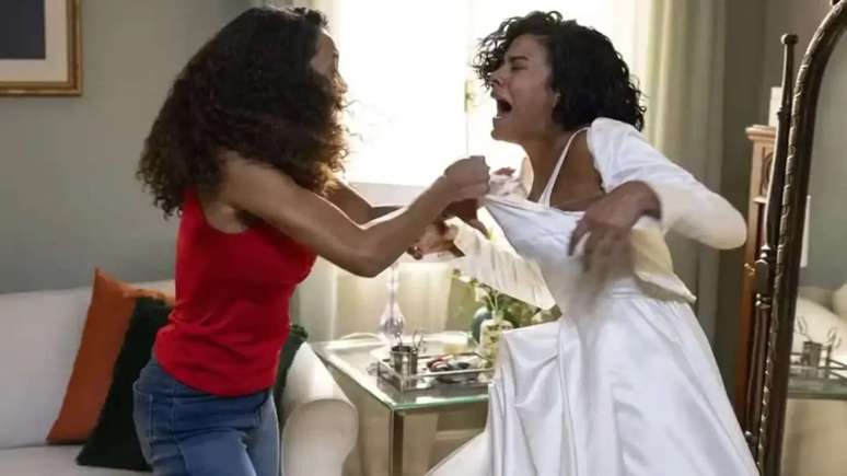 Raquel (Tais Ara&uacute;jo) e Maria de F&aacute;tima (Bella Campos) em &lsquo;Vale Tudo&rsquo;