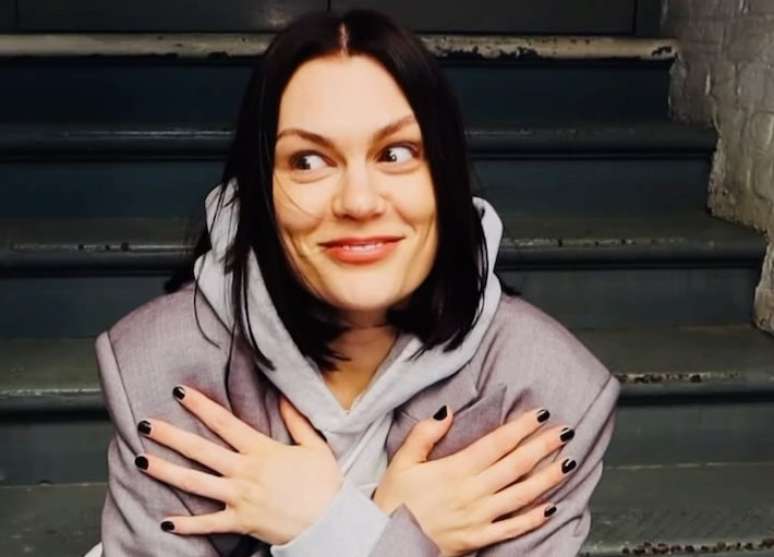 A cantora Jessie J, 37, se afastou dos palcos para realizar tratamento de um c&acirc;ncer de mama.