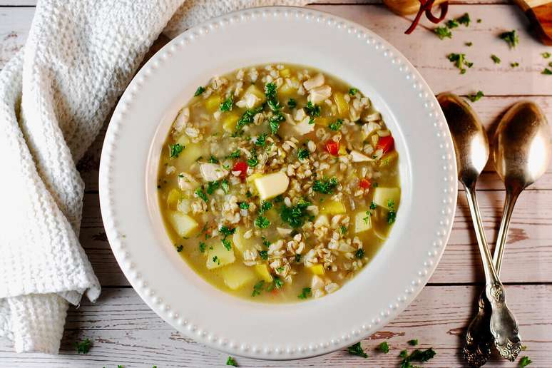 7 Recipes of light soups to keep the diet on cold days