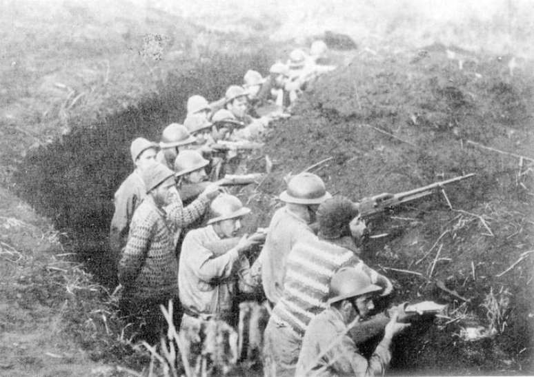 Movimenta&ccedil;&atilde;o de soldados em campo durante a batalha que combateram, com armamento prec&aacute;rio, as poderosas colunas inimigas. Reprodu&ccedil;&atilde;o feita no dia 02 de junho de 2013, dos originais publicados pelo jornal 'O Estado de S. Paulo' durante a cobertura da Revolu&ccedil;&atilde;o Constitucionalista de 1932, &agrave; &eacute;poca.