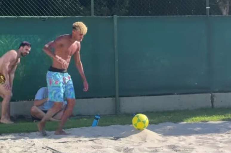 Neymar postou momento de Yamal jogando futev&ocirc;lei com ele durante passagem no Brasil &ndash;