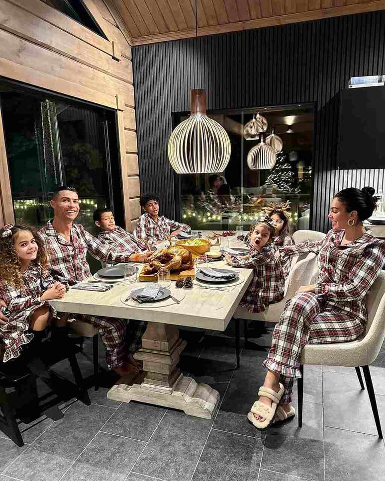 CR7, Georgina e os filhos no Natal de 2024 vestidos com a mesma roupa &ndash;