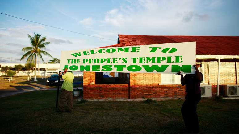 Placa para marcar o local do Templo do Povo e Jonestown, Guiana, local do suic&iacute;dio em massa de Jim Jones, onde mais de 900 pessoas morreram, no evento conhecido como massacre de Jonestown