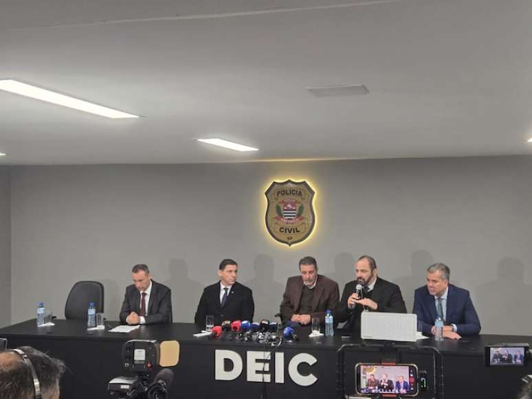 Delegados do Departamento Estadual de Investigações Criminais (Deic) da Polícia Civil de São Paulo concedem entrevista sobre o suspeito de participar de ataque hacker.