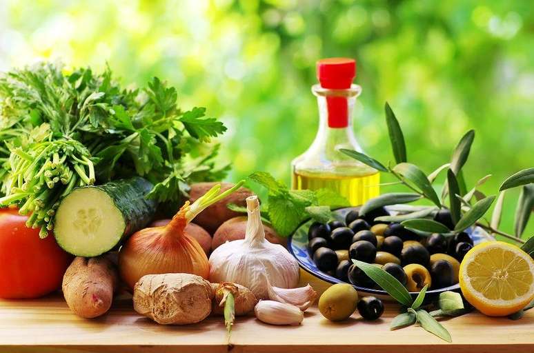 Uma alimentação balanceada, rica em legumes, verduras e frutas, é um dos segredos para envelhecer bem
