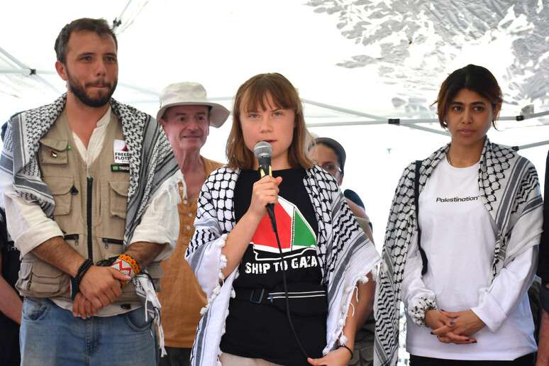 Thiago &Aacute;vila e Greta Thunberg antes do embarque do 'Madleen', em 1&ordm; de junho, na It&aacute;lia