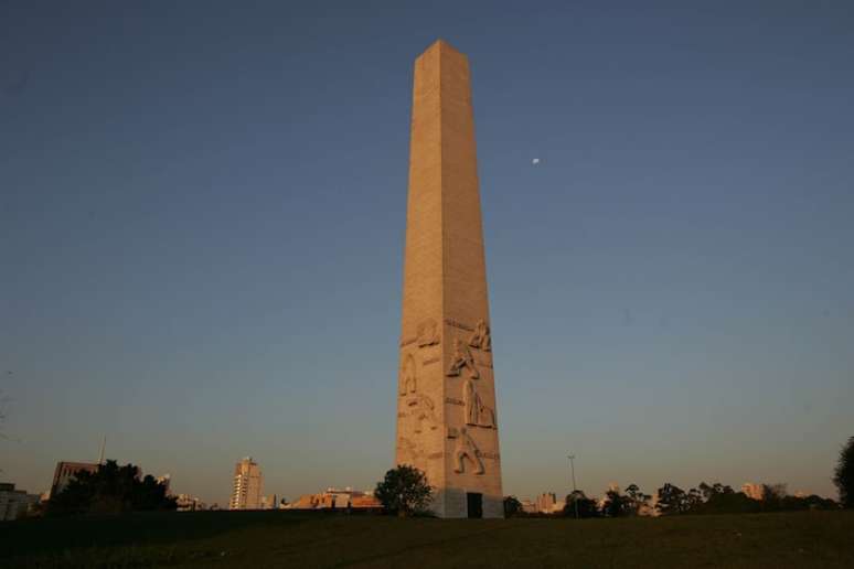 S&iacute;mbolo da Revolu&ccedil;&atilde;o Constitucionalista de 1932, o obelisco &eacute; o maior monumento da cidade, com 72 metros de altura, come&ccedil;ou a ser constru&iacute;do em 1947 e foi conclu&iacute;do em 1970. O monumento foi tombado pelos conselhos estadual e municipal de preserva&ccedil;&atilde;o de patrim&ocirc;nio hist&oacute;rico.