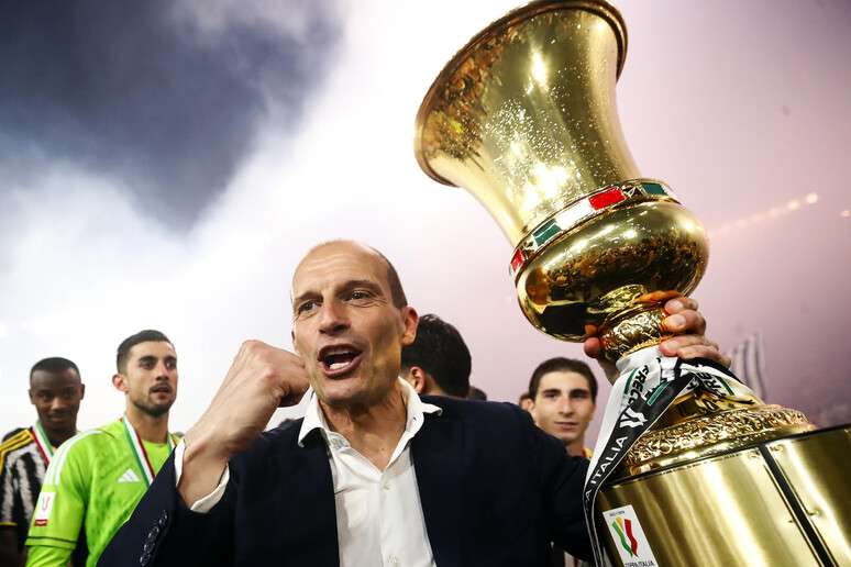 Allegri celebrando a conquista da Copa da It&aacute;lia pela Juventus