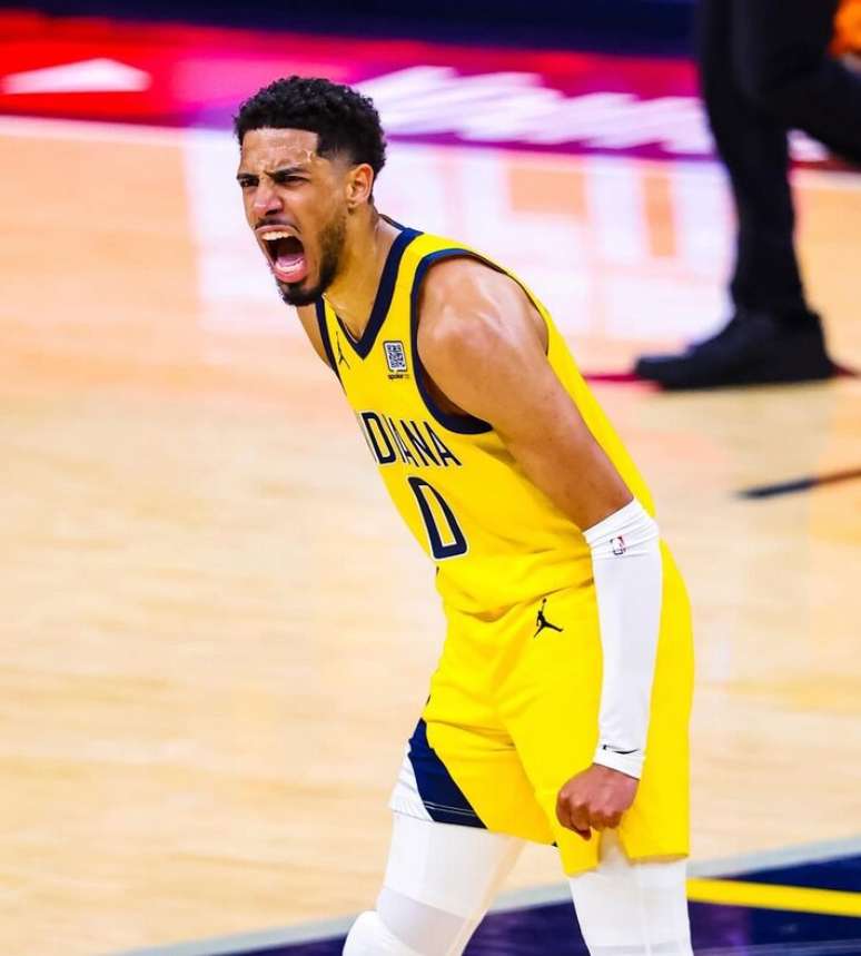Tyrese Haliburton celebra ponto em partida da NBA