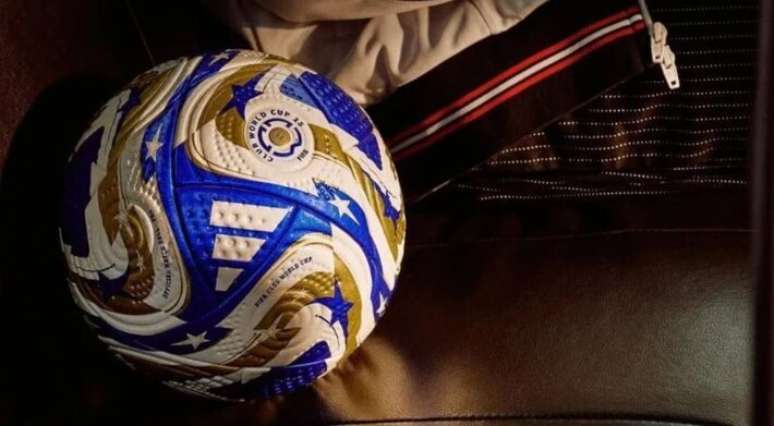 Nova bola que ser&aacute; usada na reta final do Mundial de Clubes.