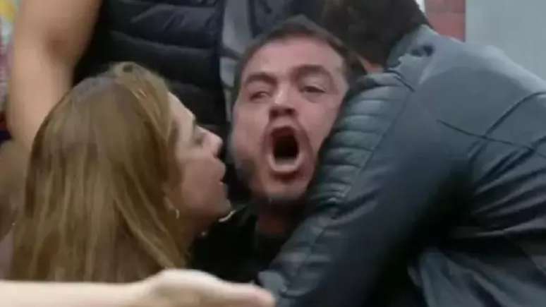 Dhomini parte para cima de Radam&eacute;s