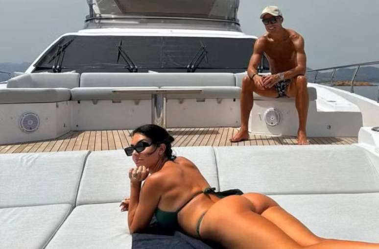 CR7 e Georgina conversam na parte externa de iate &ndash;
