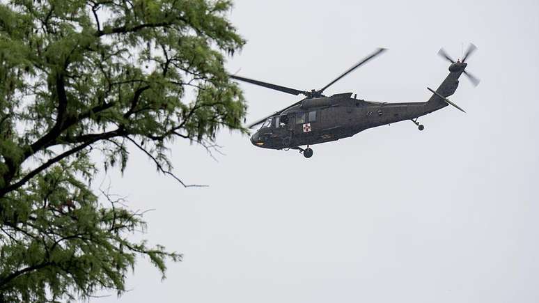 Operação de busca foram realizadas nas zonas de enchente, com helicópteros, equipes de resgate e pessoal em terra