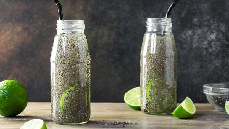 Da hidrata&ccedil;&atilde;o ao fortalecimento dos ossos: conhe&ccedil;a os principais benef&iacute;cios da &aacute;gua de chia para o corpo e o bem