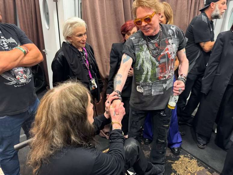 Axl Rose cumprimenta Ozzy Osbourne no primeiro encontro entre as lendas do rock