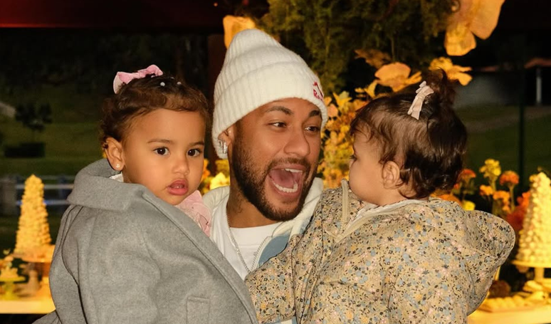 A resposta &aacute;cida de Neymar &agrave; internauta que pediu filhas unidas para gastar 'todo o dinheiro' do jogador.