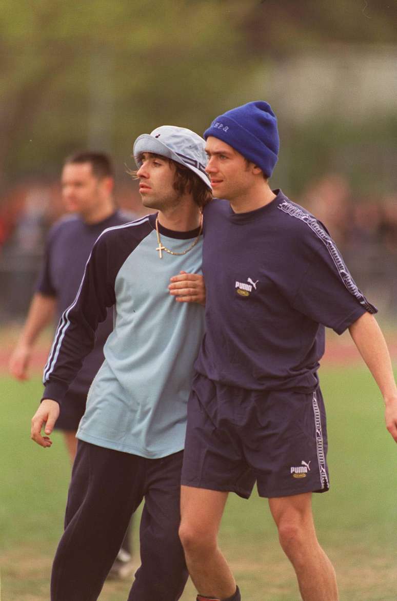 Liam Gallagher e Damon Albarn em partida de futebol beneficente em 1996 - Avalon/Getty Images