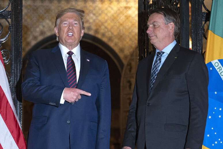 Trump disse que Bolsonaro &eacute; v&iacute;tima de 'ca&ccedil;as &agrave;s bruxas'